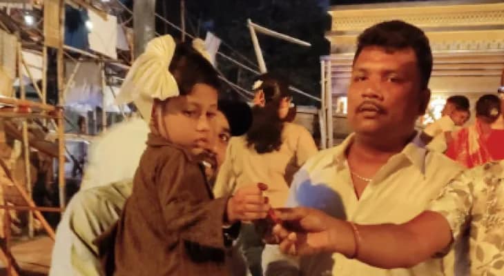 ‘কালীপুজো হোক বাজিহীন’, শিশুদের হাতে চকোলেট দিয়ে সচেতনতার বার্তা