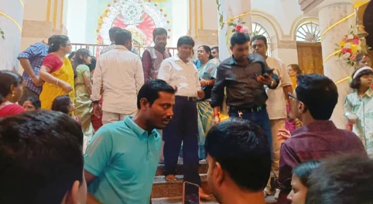 পুজোর দ্বিতীয় দিনেও ভিড় প্যান্ডেলে