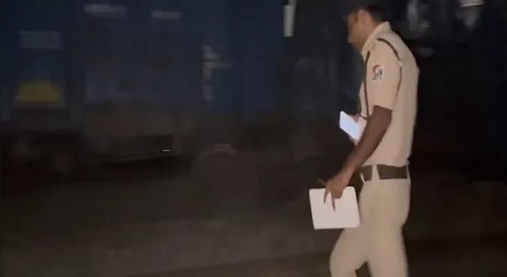 উত্তরপ্রদেশের মথুরায় আগ্রা-দিল্লি রুটে লাইনচ্যুত একটি মালগাড়ি