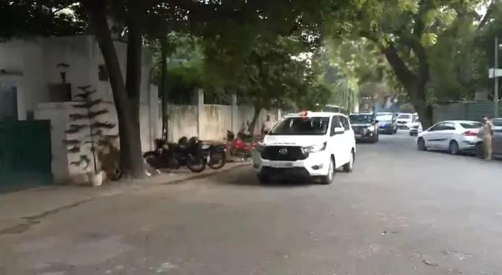 নয়াদিল্লিতে লেফটেন্যান্ট গভর্নর বিনয় কুমার সাক্সেনার বাসভবনে এলেন মুখ্যমন্ত্রী রেখা গুপ্তা