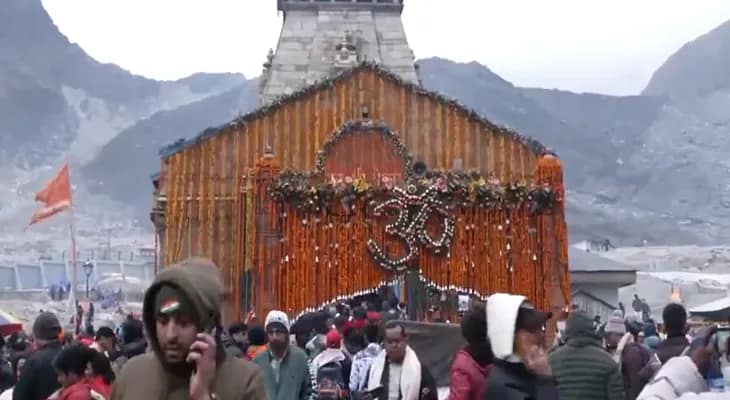 ফুল দিয়ে সাজানো হয়েছে কেদারনাথ ধাম