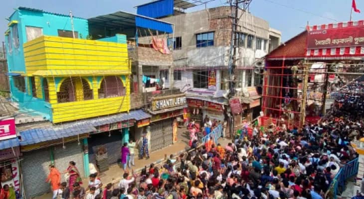 নৈহাটির বড়োমা: পুজোর দু’দিন পরেও দর্শনার্থীর ঢল, বিসর্জনে বিশেষ প্রস্তুতি
