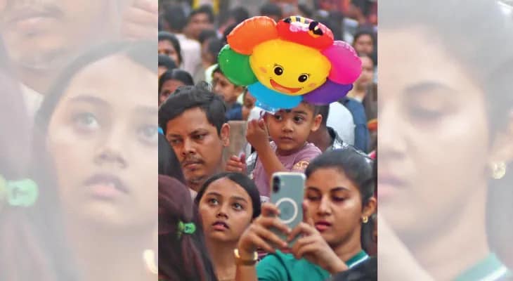 শেষবেলাতেও ভিড়ের স্রোত, জমজমাট উৎসবমুখর বারাসত