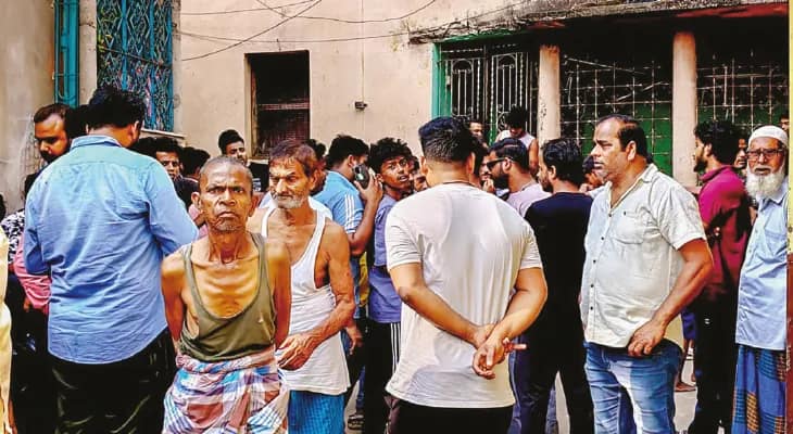 চিটফান্ডের কায়দায় কোটি কোটি টাকা ‘লুট’, আসানসোলে প্রাক্তন কাউন্সিলারের বাড়ি ঘেরাও