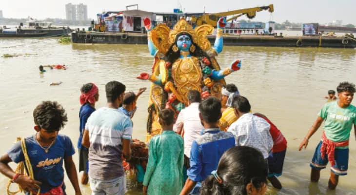 নির্বিঘ্নে ভাসান-পর্ব, বুধবার বিকেল পর্যন্ত প্রায় ৪ হাজার প্রতিমা নিরঞ্জন, দুর্গাপুজোর মতোই ব্যবস্থা ১৮টি ঘাটে