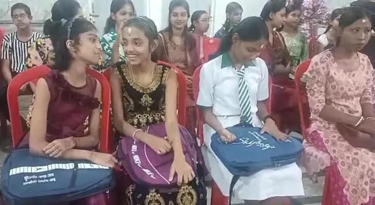 জলপাইগুড়িতে অনুষ্ঠিত হল বোনফোঁটা, নারী সুরক্ষার বার্তা দিতে এই অভিনব ফোঁটার আয়োজন করেছিল স্টুডেন্টস হেলথ হোম