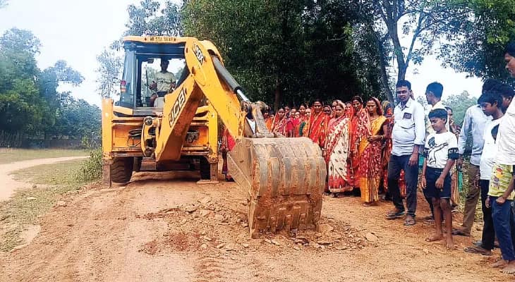 নেতা থেকে প্রশাসনের প্রতিশ্রুতিই সার, চাঁদা তুলে আড়ষায় বেহাল রাস্তা সংস্কার গ্রামবাসীদের