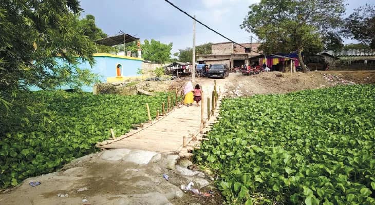 ভূতনির নাজিরুদ্দিন টোলায় দু’বছর ভাঙা রাস্তা দু’শো মিটার পথ ঘুরে যেতে হচ্ছে পাঁচ কিমি