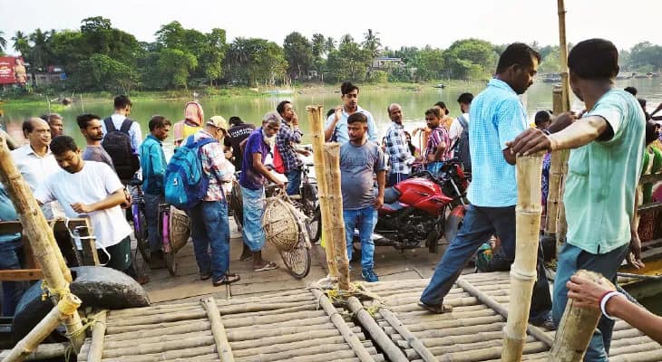 হুলোর ঘাটে জেটি নেই, ঝুঁকি নিয়েই অস্থায়ী মাচা দিয়ে করতে হয় পারাপার