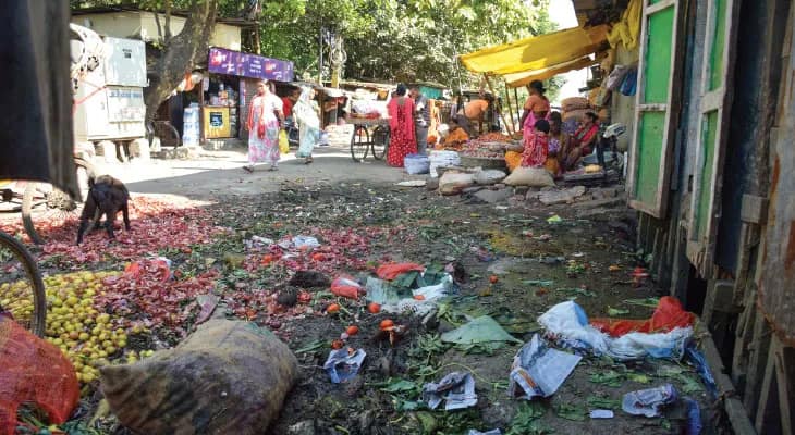 বর্জ্যের স্তূপে চলা দায়, বসে জুয়ার আসর ১৮ নম্বর ওয়ার্ডে বাড়ছে ক্ষোভ