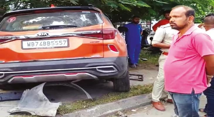 চিকিৎসকের গাড়ির ধাক্কায় কিশোরী সহ জখম ৩, চাঞ্চল্য, কাওয়াখালির রাস্তায় ডিভাইডারের দাবি