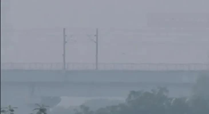 আজ, শুক্রবার দিল্লির অক্ষরধামে একিউআই ৪০৩, বাতাস ‘বিপজ্জনক’ বলছে দূষণ নিয়ন্ত্রণ পর্ষদ