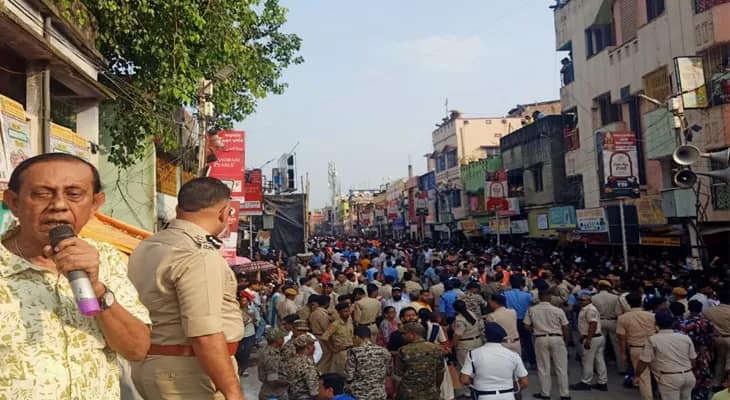বড়োমার নিরঞ্জনের জন্য হাজার হাজার মানুষ অরবিন্দ রোডে ভিড় করেছেন