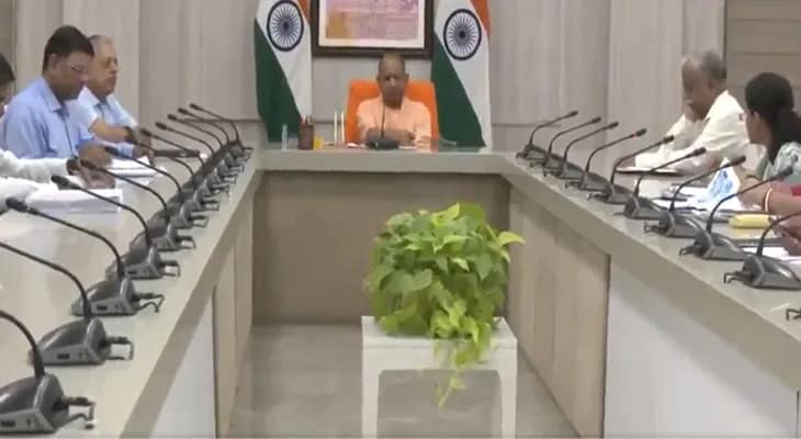 লখনউতে বৈঠকে উত্তরপ্রদেশের মুখ্যমন্ত্রী যোগী আদিত্যনাথ
