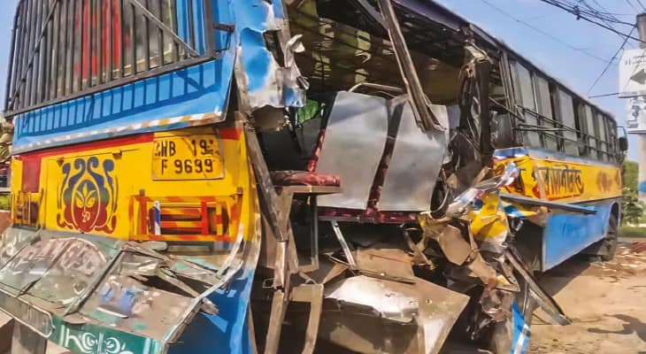 ঢোলাহাটে পথ দুর্ঘটনায় মৃত বৃদ্ধ বিষ্ণুপুরে বাসে ধাক্কা, আহত ১৬