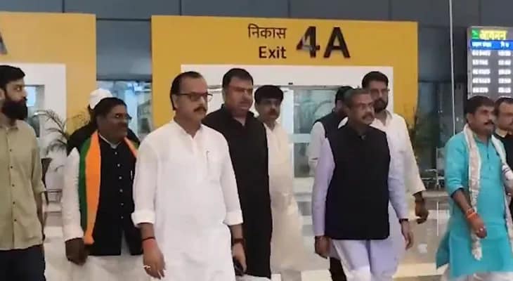 বিহারের পাটনা বিমানবন্দরে নামলেন কেন্দ্রীয় মন্ত্রী ধর্মেন্দ্র প্রধান