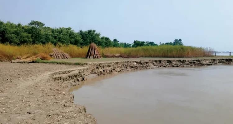 গোপালপুরে মাত্র ৫০ মিটার দূরে গঙ্গা, স্থায়ী বাঁধের দাবি