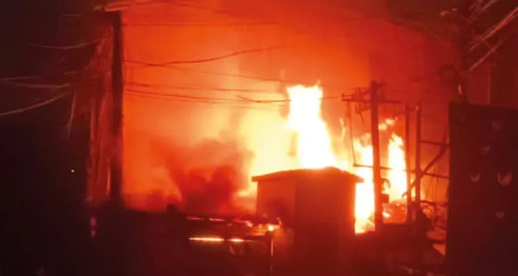 উল্টোডাঙার কবিরাজ বাগানে একটি কারখানায় ভয়াবহ অগ্নিকাণ্ড, ঘটনাস্থলে দমকলের একাধিক ইঞ্জিন