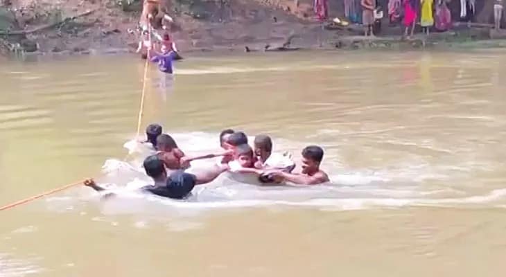 সেতু নেই ওড়িশার আদিবাসী গ্রামে, নদী পেরতে ভরসা দড়ি