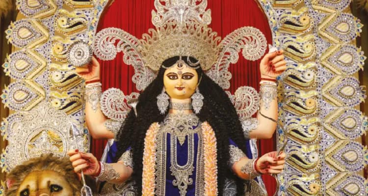 বৃষ্টির ভ্রূকুটি, আগেভাগে ‘জগদ্ধাত্রী’ দেখতে চন্দননগরের পথে কলকাতা