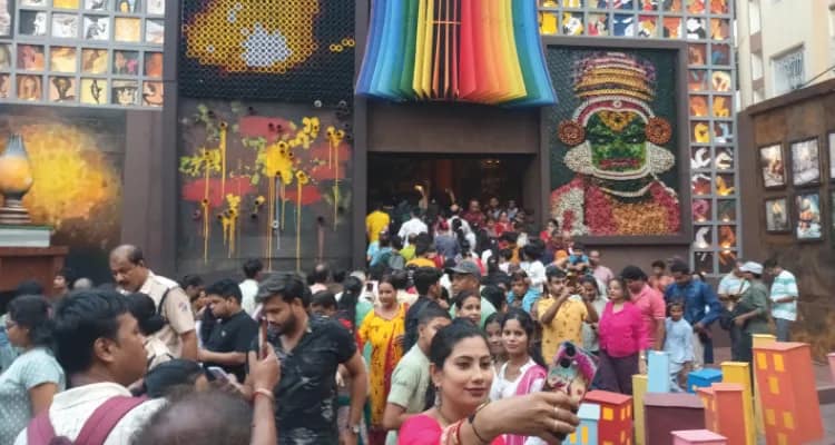 অসম্পূর্ণ মণ্ডপ ও আলোকসজ্জা, পঞ্চমীতেই জনস্রোত চন্দননগরে