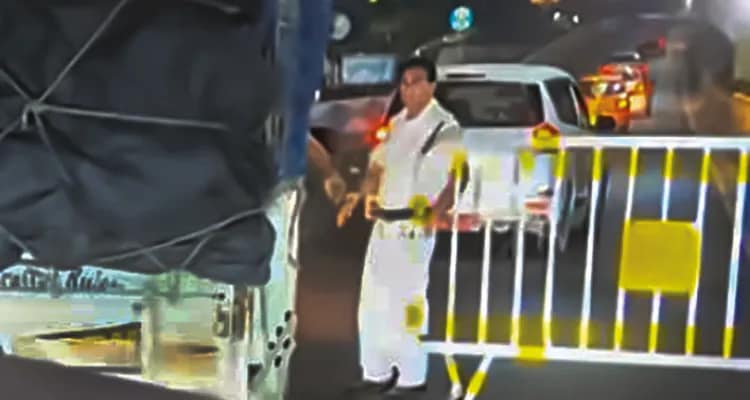 ২০ টাকার ‘পুলিশ টোল’, রাতে মা ফ্লাইওভারে পণ্যবাহী গাড়িকে ছাড়