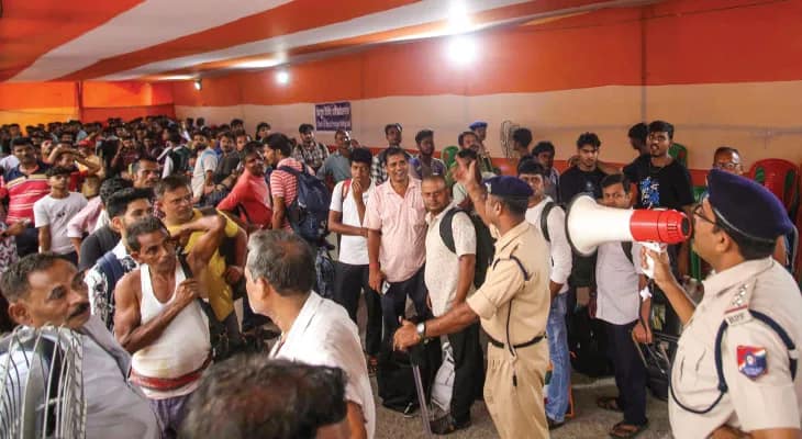 ‘নাম আছে, ভোট দিয়েই বাংলায় ফিরব!’ ট্রেন ধরার লাইনে দাঁড়িয়ে জানাচ্ছেন বিহারের পরিযায়ী শ্রমিকরা