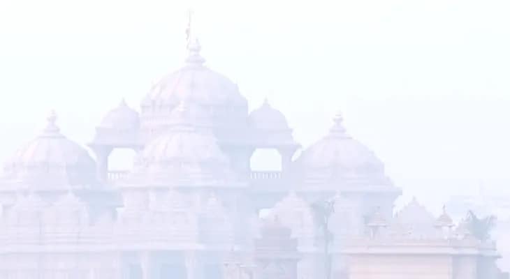 চারিদিকে ঘন ধোঁয়াশা, আজ সকালে দিল্লির বাতাসের মান ‘খুব খারাপ’