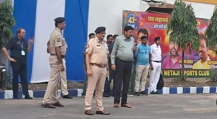 ছট উৎসবের ব্যবস্থাপনা পরিদর্শনে খিদিরপুর মেরিন হাউজের সামনে কলকাতার পুলিশ কমিশনার মনোজ ভার্মা