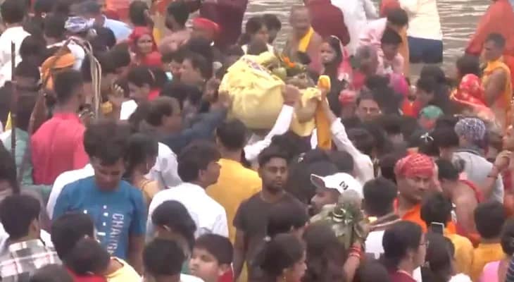 ছট পুজো উপলক্ষ্যে পাটনার কলেজ ঘাটে প্রচুর মানুষের ভিড়