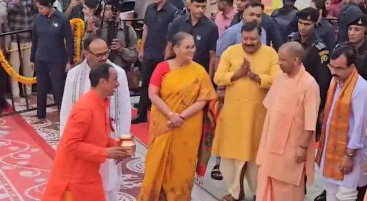 লখনউতে ছট পুজোর অনুষ্ঠানে এলেন উত্তরপ্রদেশের মুখ্যমন্ত্রী যোগী আদিত্যনাথ