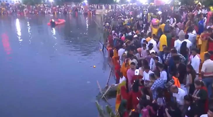 ছট পুজো উপলক্ষ্যে রাঁচির হাতানিয়া তালাব ঘাটে অগুন্তি মানুষের ভিড়
