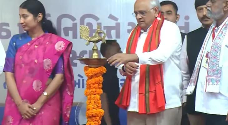 আমেদাবাদে ছটের অনুষ্ঠানে এলেন গুজরাতের মুখ্যমন্ত্রী ভূপেন্দ্র প্যাটেল
