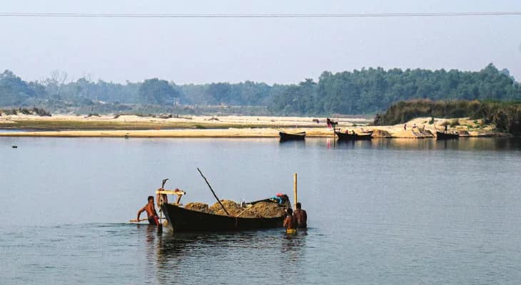 বালি চুরি রুখতে ৪১টি নদীঘাটকে লিজ দেওয়ার ভাবনা প্রশাসনের