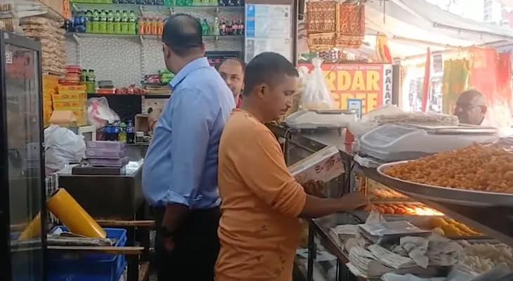 হরিয়ানার আম্বালায় একটি জনপ্রিয় খাবারের দোকানে হানা দিলেন ফুড অ্যান্ড সেফটি বিভাগের আধিকারিকরা
