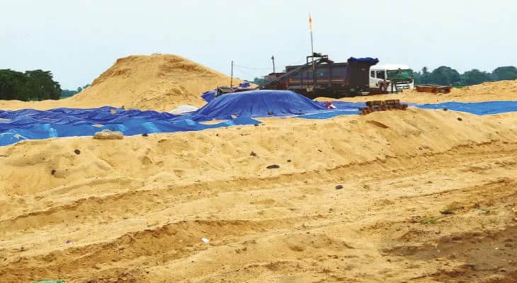 বন্ধ বালি খাদান, পাড়ায় সমাধান প্রকল্পে বালির জোগান নিয়ে চিন্তায় ব্লক প্রশাসন