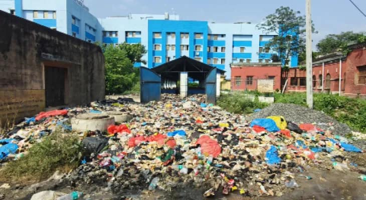 চালু হয়নি এক বছর আগে তৈরি বর্জ্য প্রকল্প, চাঁচল হাসপাতাল চত্বরে আবর্জনার পাহাড়ে দুর্গন্ধ
