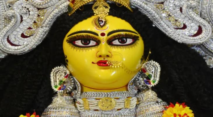 রাজবাড়ির ঠাকুরদালানে সোনার গয়নায় সজ্জিত মা, জয়নগরে রাজরানির বেশে