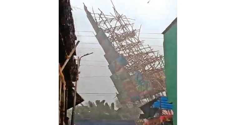 মন-থা’র দাপটে উত্তাল দীঘা, ঝড়ে গেট ভেঙে অবরুদ্ধ তমলুক