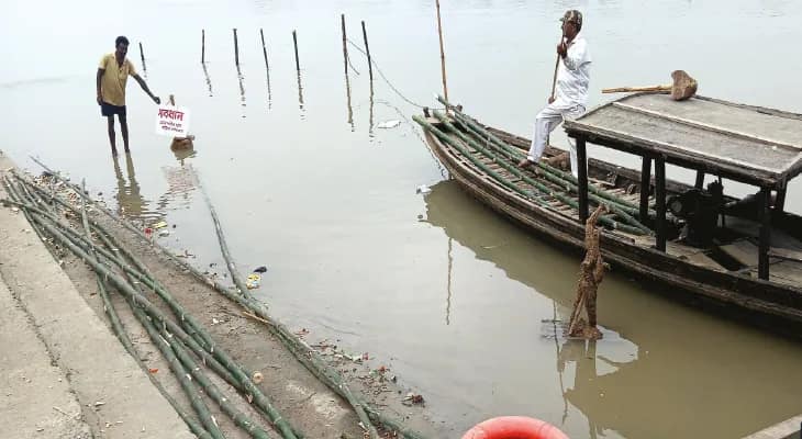 ভাগীরথীর দেবরাজ ঘাটে ফের দুর্ঘটনা ব্যারিকেড লাগিয়ে সচেতন করছে পুলিশ