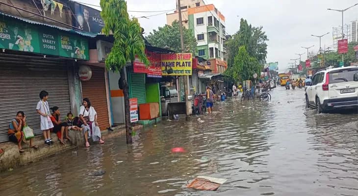 ভারী বৃষ্টিতে জলমগ্ন বরানগরের বিটি রোড