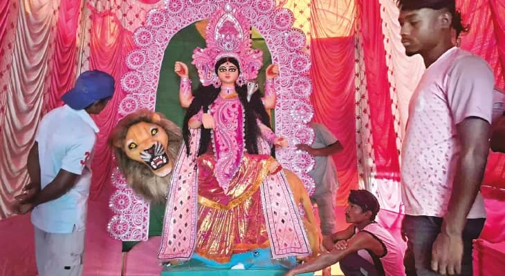জগদ্ধাত্রী পুজো ঘিরে থিমের লড়াই মেদিনীপুরে