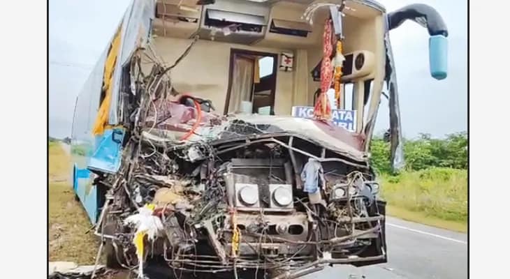 পুরী থেকে কলকাতা ফেরার পথে লরির পিছনে ধাক্কা বাসের, মৃত ২