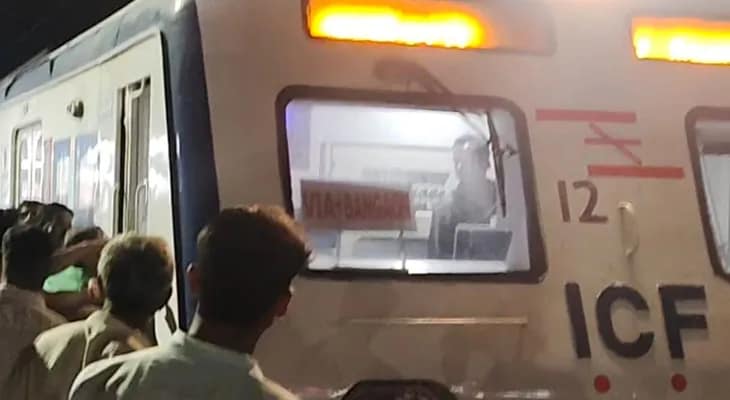 খুলল না দরজা, গোবরডাঙায় এসি লোকাল ঘিরে বিক্ষোভ