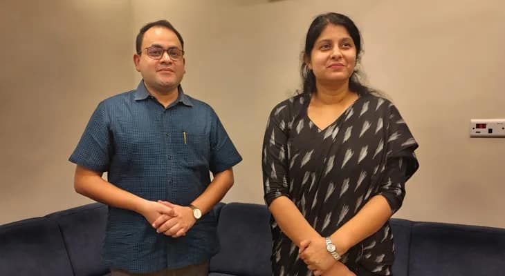 মালদহের জেলাশাসক হিসেবে দায়িত্ব নিলেন প্রীতি গোয়েল, তাঁর হাতে দায়িত্ব তুলে দিলেন বিদায়ী জেলাশাসক নীতিন সিঙ্ঘানিয়া