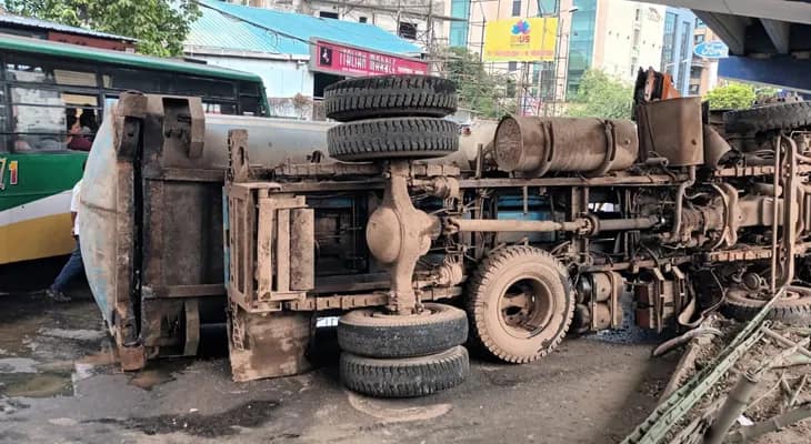 কলকাতার তপসিয়ায় নিয়ন্ত্রণ হারিয়ে রাস্তায় উল্টে গেল ডাম্পার, ব্যাপক যানজট