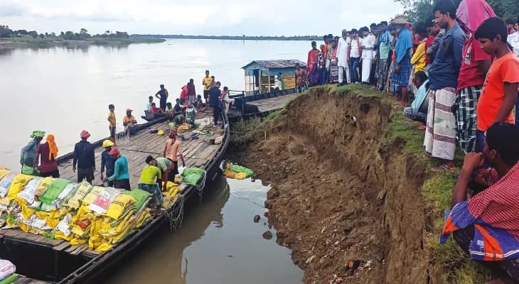 টেংরি ডাঙায় গঙ্গার ভাঙন রোধে পাড় বাঁধানোর শুরু