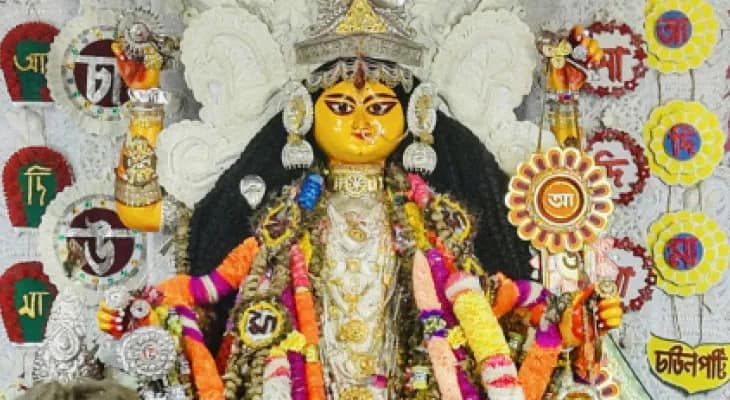 রাত বাড়তেই দুর্যোগ উপেক্ষা করে  ভিড়ের দাপট চন্দননগর, ভদ্রেশ্বরে