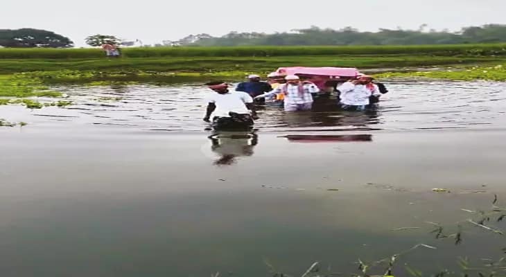 গোটা রাস্তাই দখল, মহানন্দার কোমর জল পেরিয়ে নিয়ে যেতে হল শবদেহ