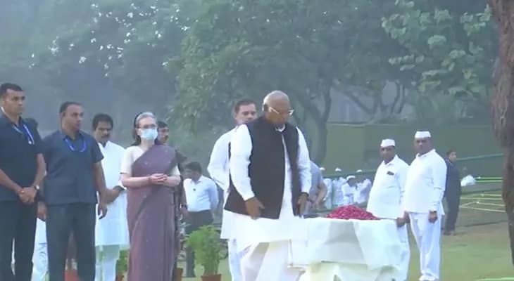 দিল্লির শক্তি স্থলে প্রয়াত প্রাক্তন প্রধানমন্ত্রী ইন্দিরা গান্ধীর মৃত্যুবার্ষিকীতে শ্রদ্ধা জানালেন কংগ্রেস সভাপতি মল্লিকার্জুন খাড়্গে ও সাংসদ রাহুল গান্ধী